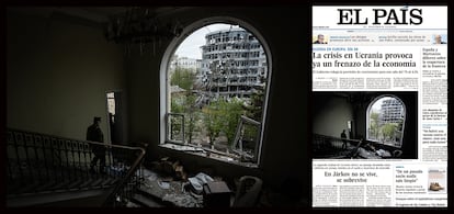 Oleh, un militar ucranio, caminaba en el interior de un edificio destrozado por los bombardeos, mientras al otro lado de la ventana se observa otro inmueble de una empresa de telecomunicaciones también derruido, en Járkov el 29 de abril de 2022. 
