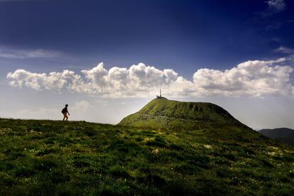 El simétrico cono volcánico del Puy de Dôme (1.464 metros) es el símbolo de la región francesa de Auvernia y aparece coronado de nieve desde septiembre a mayo. En su cima los romanos construyeron un templo a Mercurio en el siglo I.