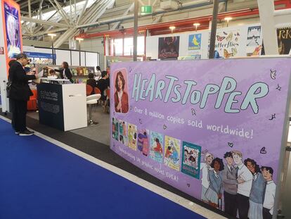 Un cartel promocional de 'Heartstopper', de Alice Oseman, en la feria del libro infantil y juvenil de Bolonia.