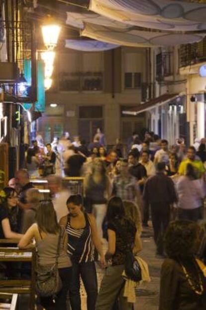 Ambiente de vinos y tapas en la calle del Laurel.