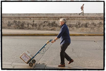 Moisés Naím es un asiduo del Hay Festival.En esta edición no solo entrevistó a Juan Manuel Santos sino que ayudó a llevar libros por las calles de Cartagena.