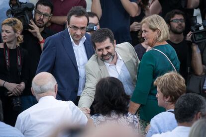 El president de l'ANC, Jordi Sànchez, saluda Joan Rigol, al costat de Josep Rull i Núria de Gispert.