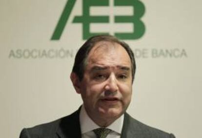 El secretario general de la Asociación Española de Banca (AEB), Pedro Pablo Villasante, durante la presentación de los resultados de los grupos bancarios españoles correspondientes a marzo de 2013 que lograron un beneficio neto conjunto de 3.140 millones de euros, un 16,6 % más que hace un año, pese a que las provisiones alcanzaron 5.762 millones de euros.