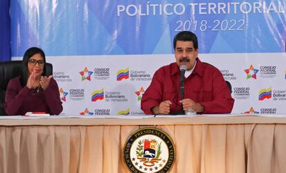 Nicolás Maduro, junto à presidenta da ANC, Delcy Rodríguez.