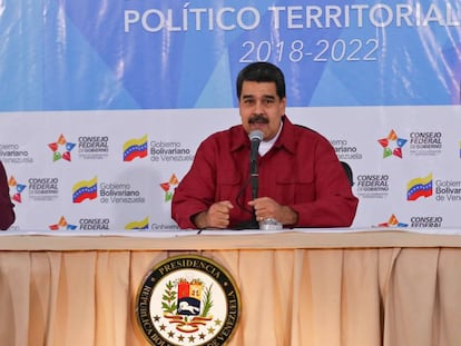 Nicolás Maduro, junto à presidenta da ANC, Delcy Rodríguez.