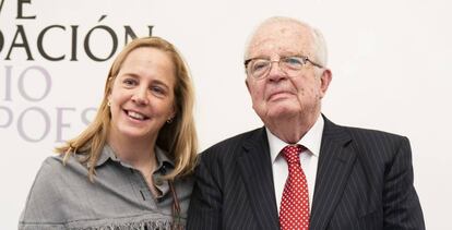 El fundador de la Fundación Loewe, Enrique Loewe, y la actual presidenta, Sheila Loewe, durante la XXXI edición del Premio de Poesía Loewe.