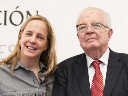 El fundador de la Fundación Loewe, Enrique Loewe, y la actual presidenta, Sheila Loewe, durante la XXXI edición del Premio de Poesía Loewe.