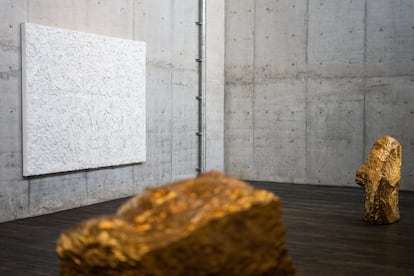 Obras de arte expuestas en el estudio de Bosco Sodi.