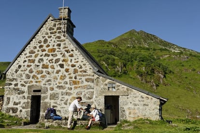 Una pista con escaleras en sus tramos más escarpados conduce hasta la cumbre del Puy Mary (1.787 metros), el pico más característico de Cantal (al fondo). En la Maison du Site se venden guías y mapas de las múltiples rutas de la zona, como la que rodea el pico y pasa por el refugio Buron of Eylac.