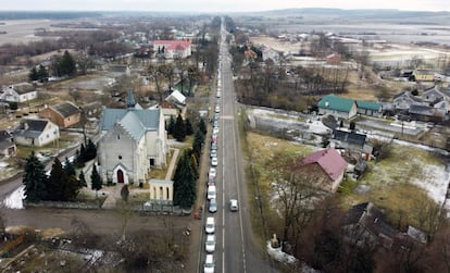 Los descomunales atascos son la tónica general en muchas ciudades ucranias, no solo en Kiev. La población intenta huir a la vecina Polonia, el país al que mayor número de ucranios ha llegado desde el inicio de las hostilidades rusas, hace ahora cinco días. Polonia calcula que prevé recibir en los próximos días entre uno y cuatro millones de refugiados.