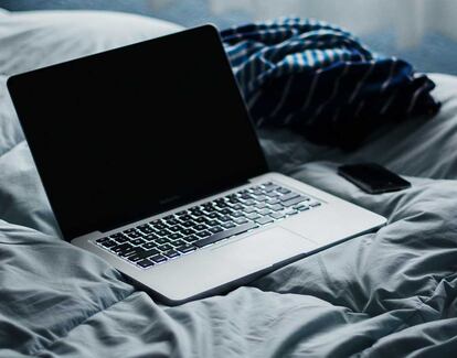 MacBook encima de una cama