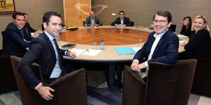 Alfonso Fernández Mañueco, junto al secretario general del PP, Teodoro García Egea.