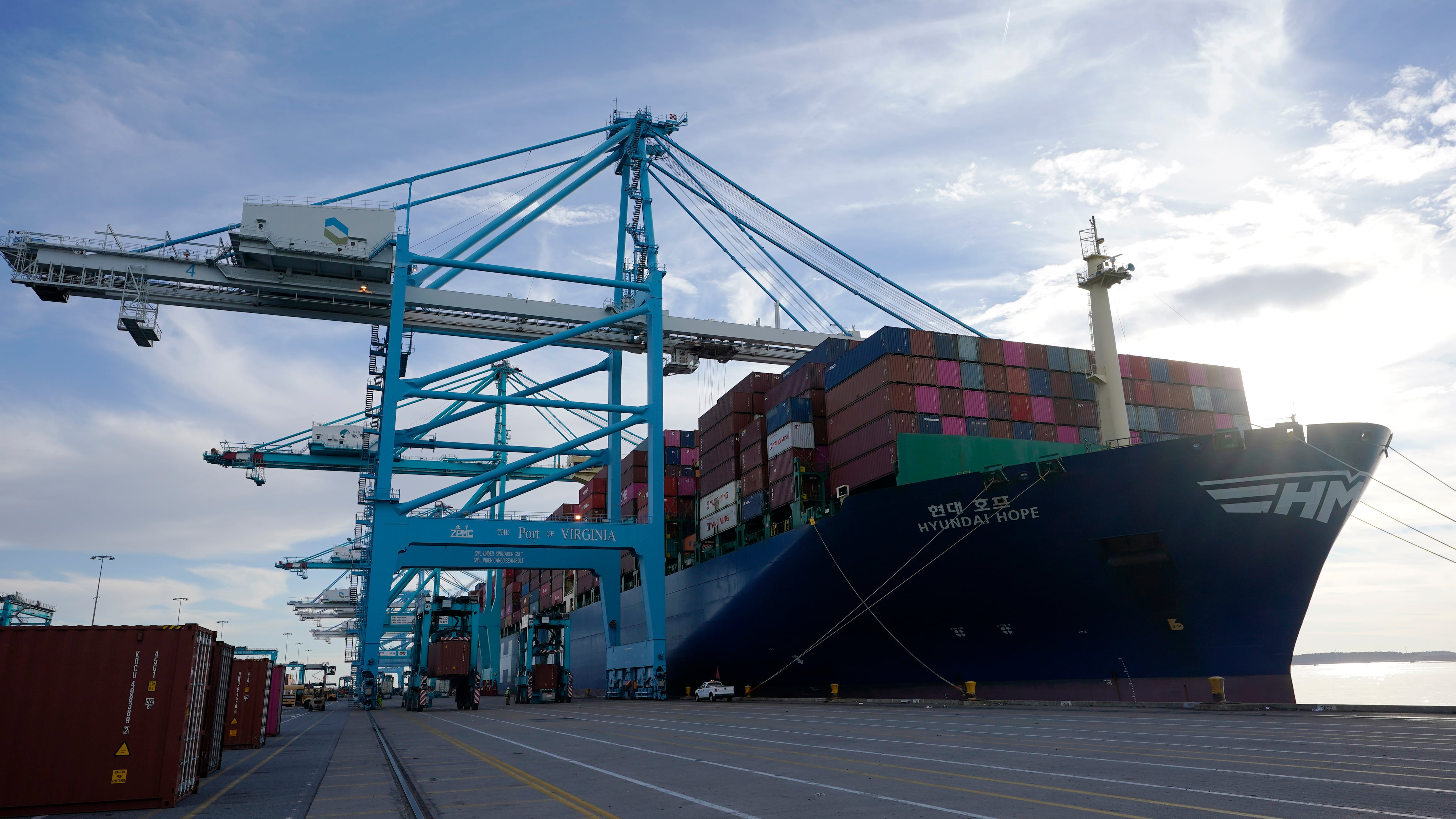 Un carguero, en la terminal del puerto de Norfolk, en Virginia. 