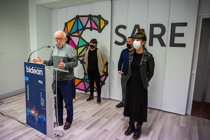 Joseba Azkarraga, portavoz de la red Sare de apoyo a los presos de ETA, en una rueda de prensa este jueves.