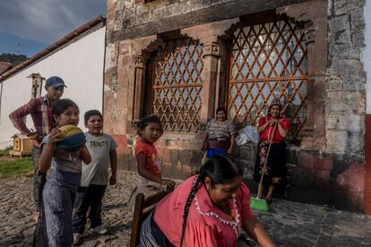 Mujeres y niños trabajando a las puertas de la iglesia.