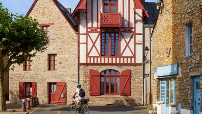 Una de las calles de la villa de Piriac-sur-Mer, en la región de Pays de la Loire (Francia).