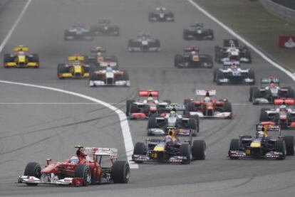 Fernando Alonso lidera la carrera, por delante de los dos coches de Red Bull, tras salir antes de tiempo, acción por la que fue penalizado.