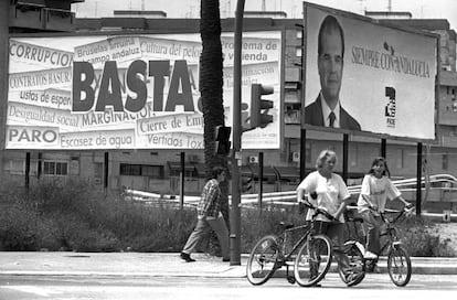 Dos ciclistas pasan delante de carteles electorales en Sevilla, el 25 de mayo de 1994. Las autonómicas andaluzas se celebraron el 12 de junio y coincidieron con las europeas, las primeras elecciones de dimensión nacional en las que el PP superó al PSOE. En Andalucía, los socialistas perdieron la mayoría absoluta, obteniendo 45 escaños, 17 menos que en las elecciones de 1990. El PP obtuvo 41, 15 más que en la convocatoria anterior.