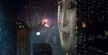 "He visto cosas que vosotros no creeríais". Cualquiera, haya visto o no 'Blade runner', conoce al menos esta frase, tal vez la más famosa que la obra maestra de Ridley Scott (1982) dejó en herencia a la historia del cine.