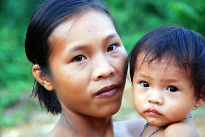 Penan em Sarawak, Malásia. Muitas crianças indígenas viveram, e ainda vivem, em comunidades complexas onde crescem com uma intimidade mais profunda com um maior número de pessoas que a maioria das crianças que residem nas cidades, em um meio onde elas têm vários cuidadores. Os valores evoluíram para priorizar o coletivo sobre o individual: muitas crianças indígenas aprendem desde pequenas que compartilhar é um princípio fundamental na vida social e que as decisões da comunidade são tomadas por consenso.