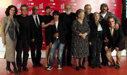Miembros del reparto de la película 'Los muertos no se tocan, nene', que ha dirigido José Luis García Sánchez sobre un guión de Rafael Azcona