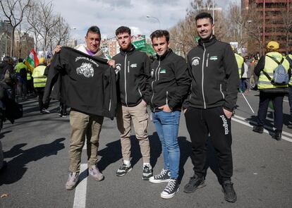 Desde la derecha, Alberto Gil y Alejandro Torullo junto a dos de sus amigos en la manifestación del sector primario en Madrid.