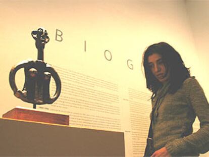 Una visitante, ayer, observa la escultura <b></b><i>La mujer de largo cuello</i>, de Derain.