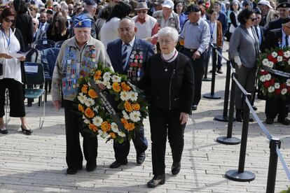 Veteranos de la Segunda Guerra Mundial participan en una ceremonia con motivo del Día del Recuerdo del Holocausto en el museo del Holocausto Yad Vashem de Jerusalén (Israel). El museo ha lanzado una nueva exposición en línea, 'Las últimas cartas del Holocausto: 1942', con diez cartas emocionales escritas por judíos antes de ser asesinados.