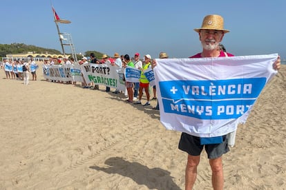 La Federación Vecinal de València y la Comissió Ciutat-Port celebra una concentración de protesta tras el vertido de hidrocarburo que ha afectado a tres playas del sur de la ciudad.