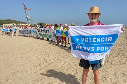 La Federación Vecinal de València y la Comissió Ciutat-Port celebra una concentración de protesta tras el vertido de hidrocarburo que ha afectado a tres playas del sur de la ciudad.