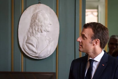 El presidente Emmanuel Macron en el restaurado palacio de Voltaire