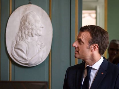 El presidente Emmanuel Macron en el restaurado palacio de Voltaire 