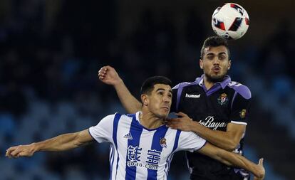 Yuri Berchiche (izquierda) y Joan Jordán pugnan por la pelota en Anoeta.