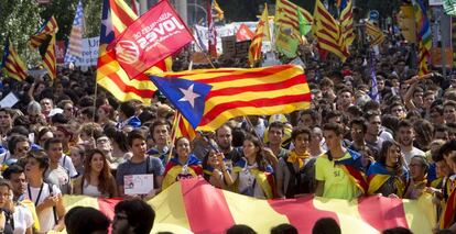 Miles de estudiantes de secundaria y universitarios, durante una manifestación el viernes en la plaza Universidad de Barcelona a favor del 1-O.