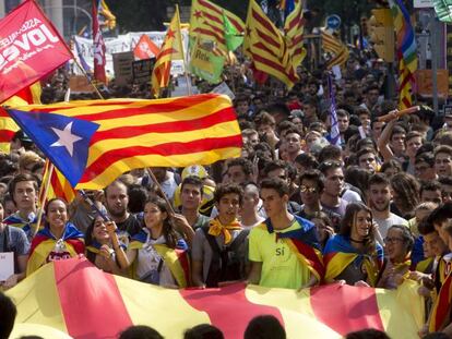 Miles de estudiantes de secundaria y universitarios, durante una manifestación el viernes en la plaza Universidad de Barcelona a favor del 1-O.