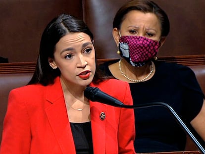 Alexandria Ocasio-Cortez y Nydia M. Velázquez, a la derecha, en julio de 2020.