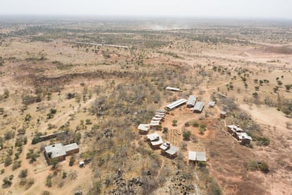 Una década después, también este conjunto de edificios parece un cuento feliz. El dramaturgo alemán Christoph Schlingensief quiso construir una Ópera en África. Pero las fuertes inundaciones lo inclinaron a levantar un poblado con escuela, teatro y viviendas.