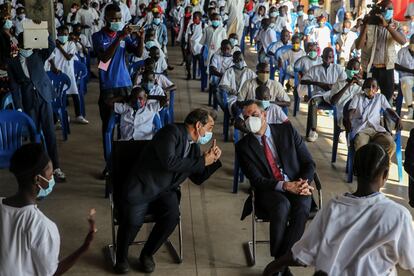 El presidente del Gobierno, Pedro Snchez, durante una visita al Colegio Salesiano Don Bosco durante su viaje oficial a Luanda, Angola, este jueves 8 de abril. 