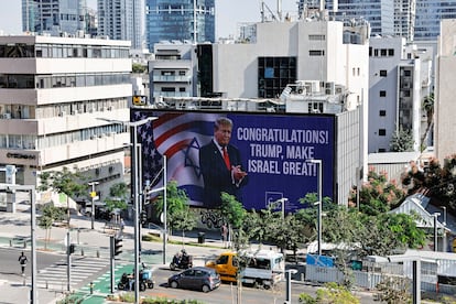 El presidente electo estadounidense, Donald Trump, aparece en un cartel de felicitacin por las elecciones presidenciales estadounidenses de 2024, en Tel Aviv, este mircoles 6 de noviembre.