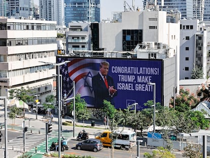 El presidente electo estadounidense, Donald Trump, aparece en un cartel de felicitación por las elecciones presidenciales estadounidenses de 2024, en Tel Aviv, este miércoles 6 de noviembre.