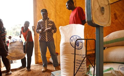 Registro de sacos de maíz recibidos en Katutu, en la República Democrática del Congo.
