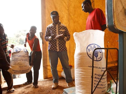 Registro de sacos de maíz recibidos en Katutu, en la República Democrática del Congo.