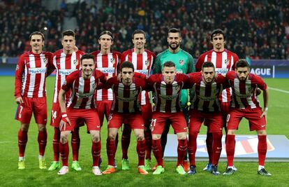 El equipo del Atlético posa para la foto antes de iniciar el partido. 