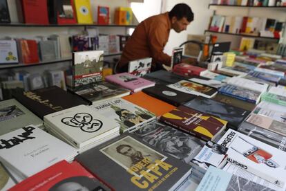 Caseta de La Fábrica, donde se pueden encontrar libros de fotografía y el catálogo de la exposición 'Matisse. Grabador' (tres cabezas en la portada).