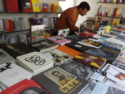 Caseta de La Fábrica, donde se pueden encontrar libros de fotografía y el catálogo de la exposición 'Matisse. Grabador' (tres cabezas en la portada).