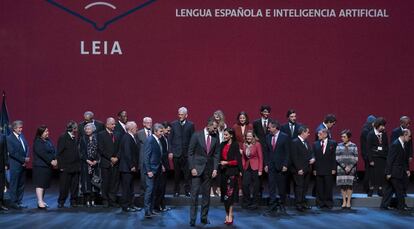 Los Reyes, en el centro, con los presidentes de las Academias de la Lengua y los responsables de seis grandes tecnológicas, este viernes en Sevilla.