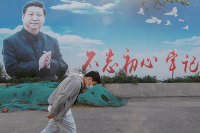 Un hombre pasa junto a un cartel que representa al presidente chino Xi Jinping en Pekín (China), el pasado 02 de junio.