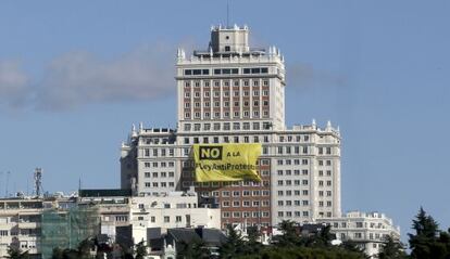 Pancarta desplegada en el edificio España por miembros de Greenpeace.