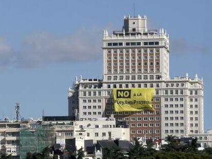 Pancarta desplegada en el edificio España por miembros de Greenpeace.