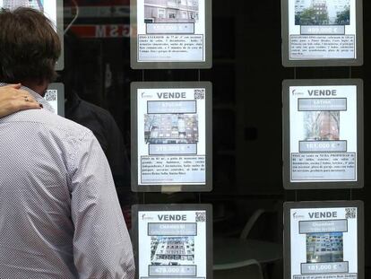Anuncios de venta de pisos en una inmobiliaria en Madrid.